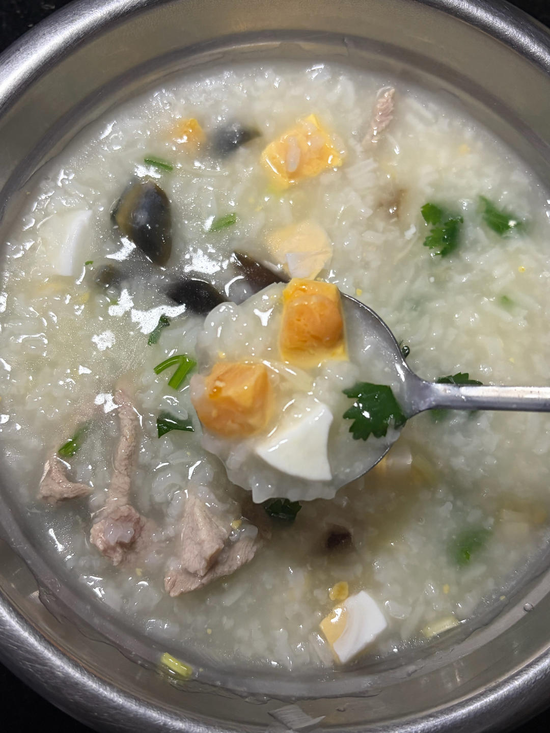 咸蛋皮蛋瘦肉粥