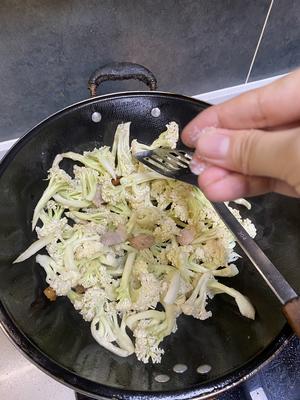每次下馆子必点的脆脆的干锅花菜🙋的做法 步骤5