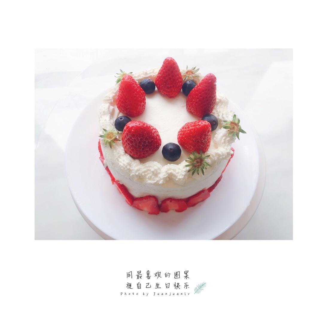 朴素的草莓奶油蛋糕～切开也是一样的朴素
