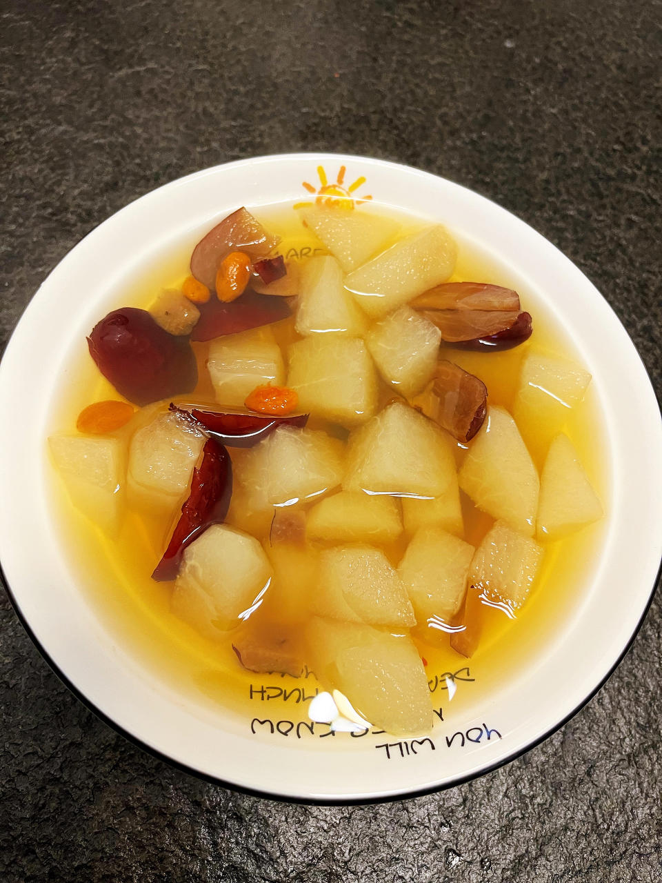 冰糖雪梨汤（清热降火，润肺止咳）