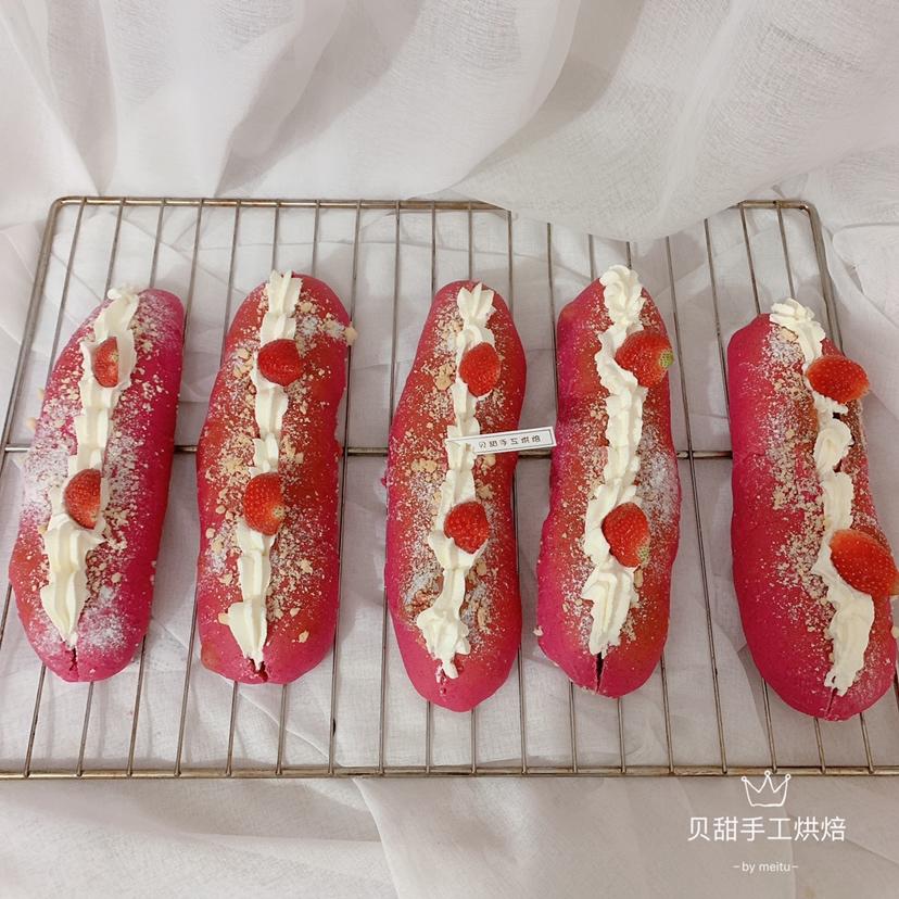 雪顶草莓奶露软欧-馋哭亲外甥配马斯卡彭奶油霜