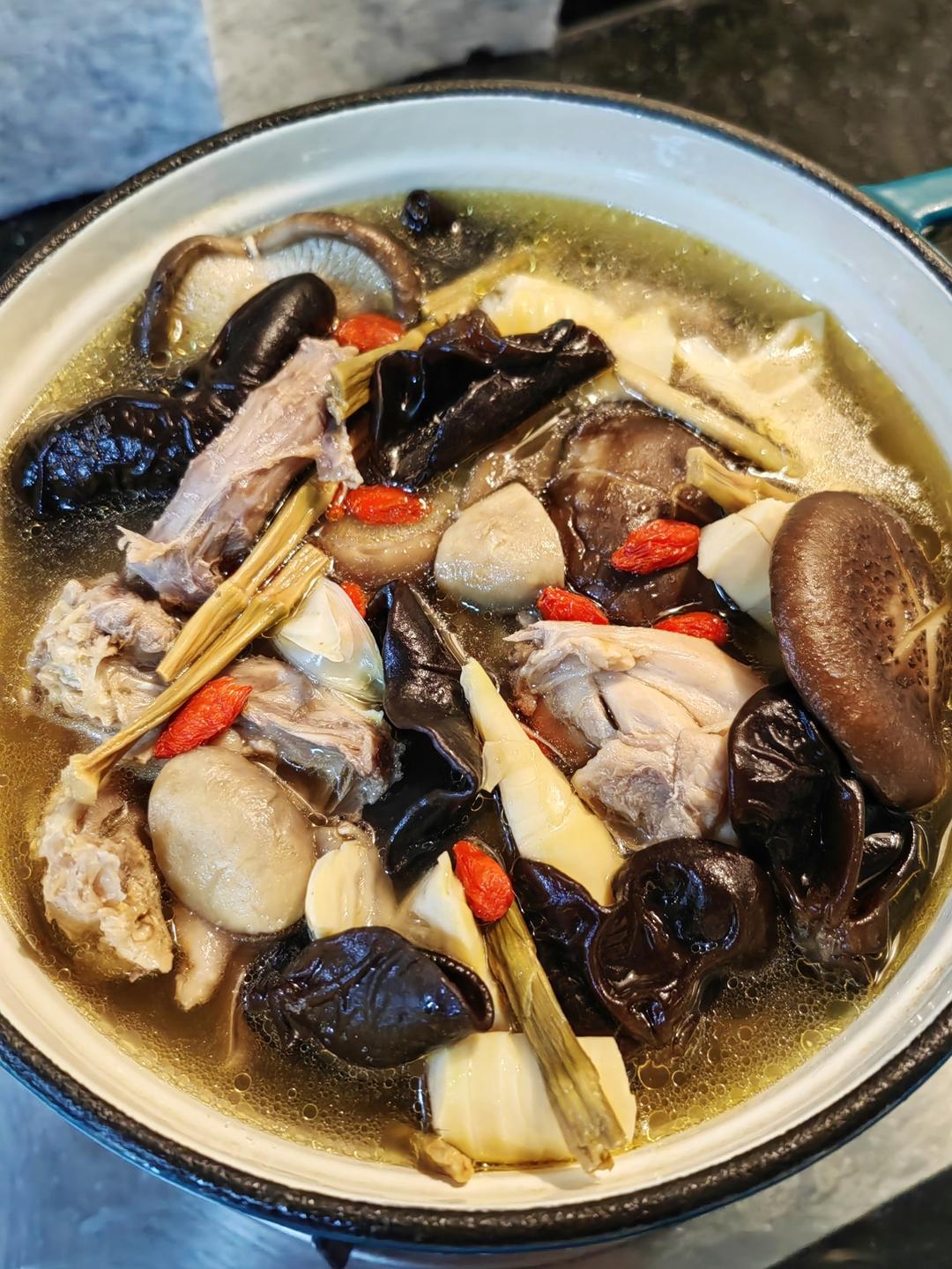 香菇木耳干笋炖鸡（高压锅版）