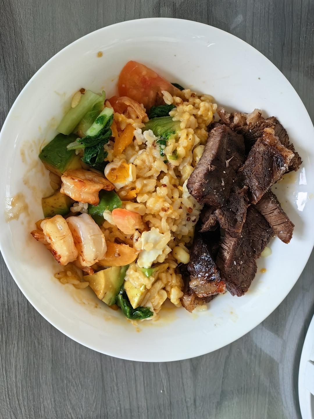 健康美味的牛肉大虾波奇饭！！牛油果和芒果一口包的感觉太棒！