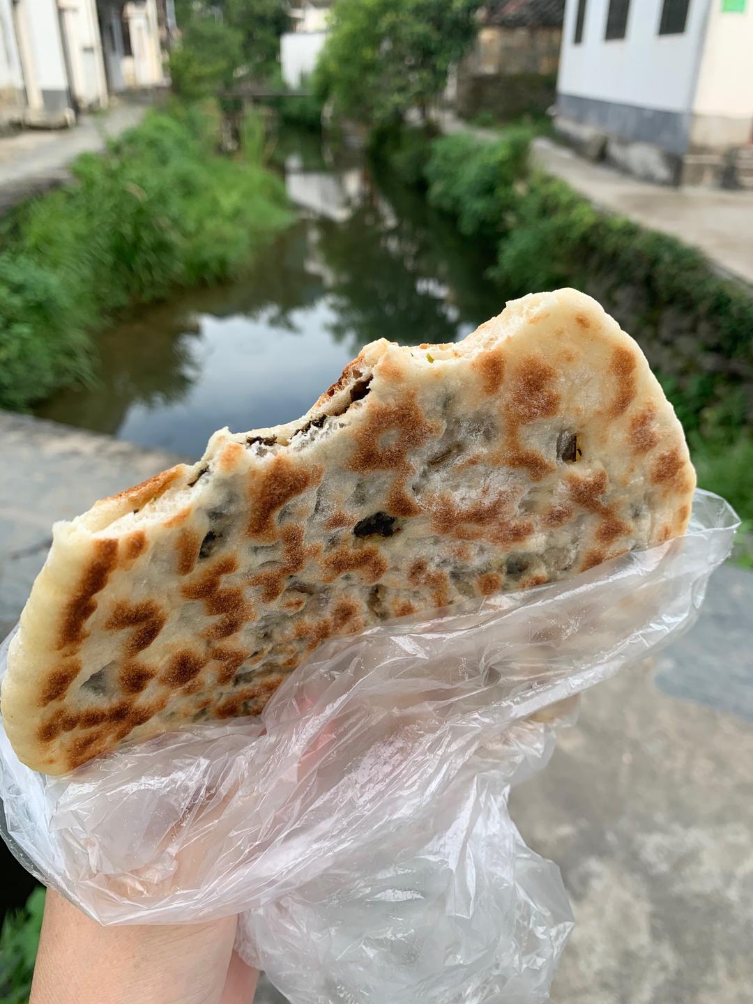 不输小摊的梅干菜饼