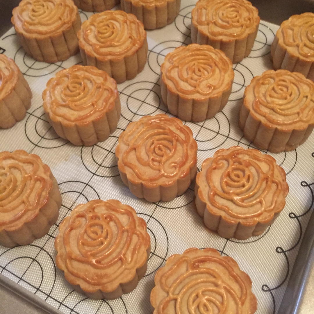 广式莲蓉蛋黄月饼 Moon Cakes with Egg yolk