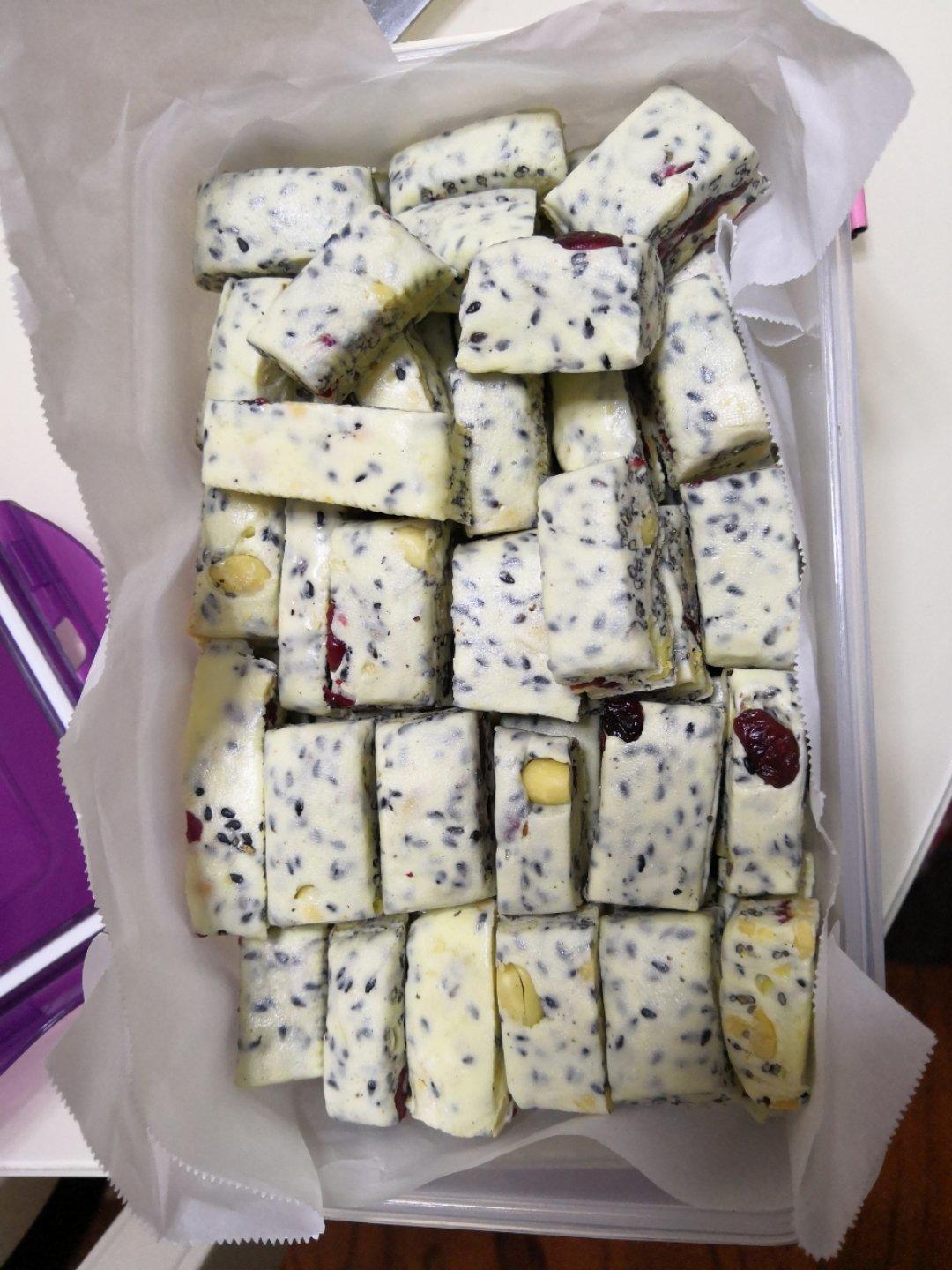 花生牛轧糖——（蔓越莓&黑芝麻口味）