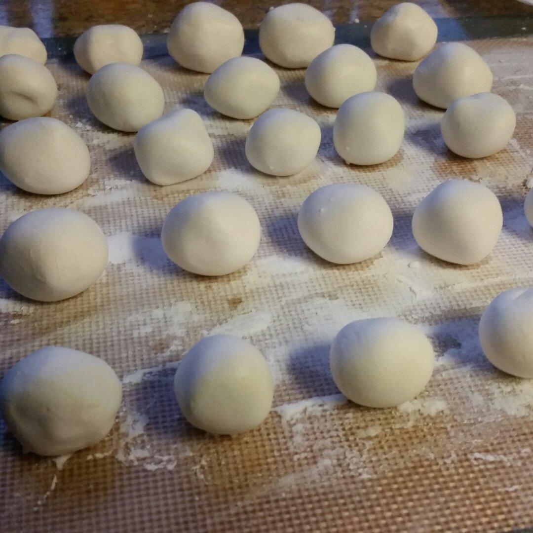如何快速搓小汤圆且汤圆堆放在一起相互之间不粘连？