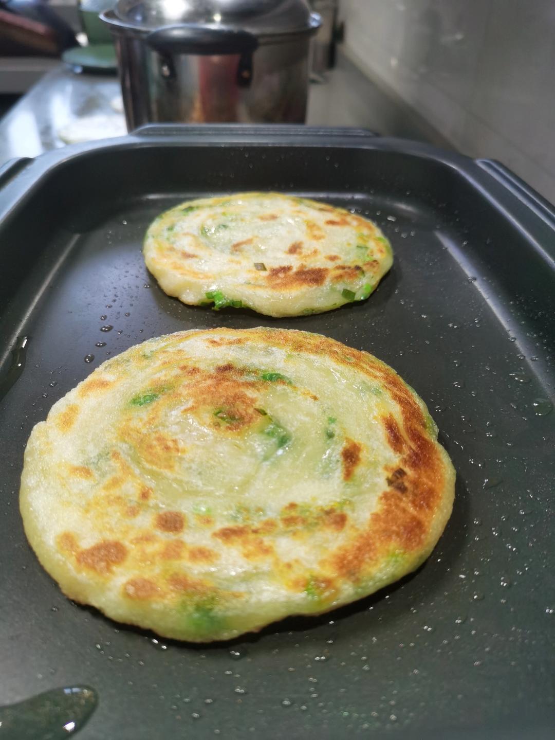 家常葱油饼 柔软多层 凉了也不硬 附细节视频详解