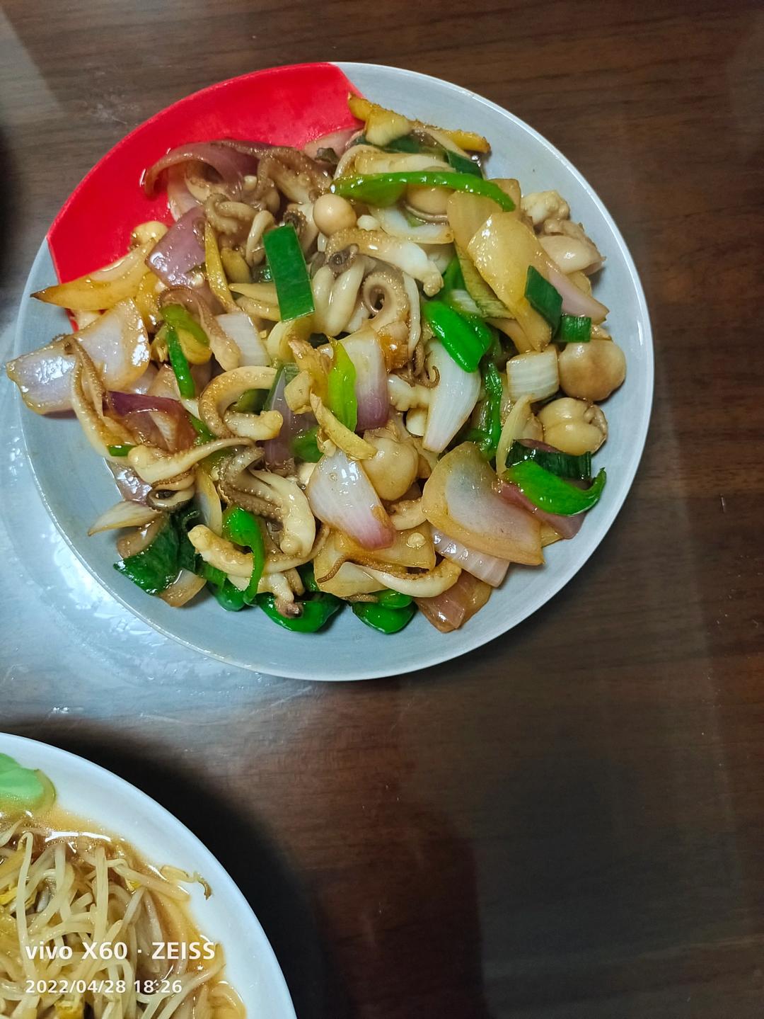 两步搞定脆嫰鲜美的葱爆八爪鱼