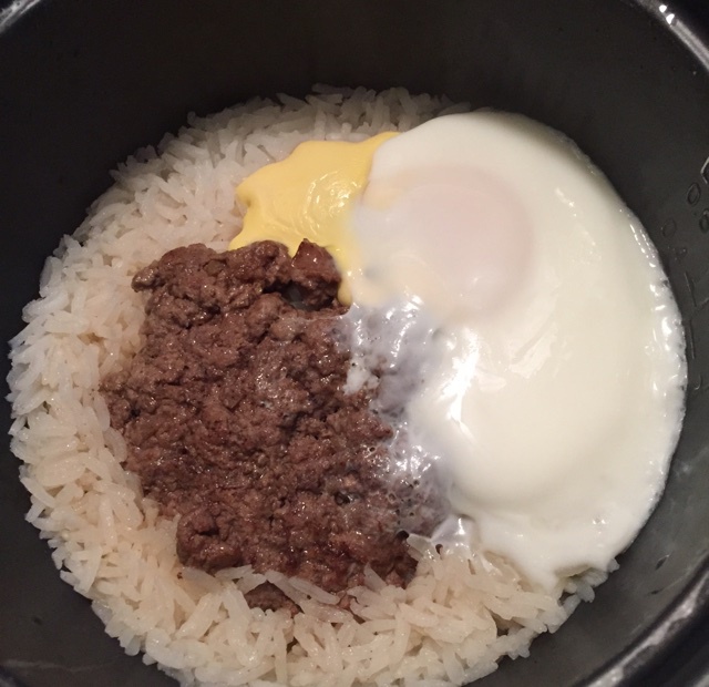 窝蛋牛肉煲仔饭