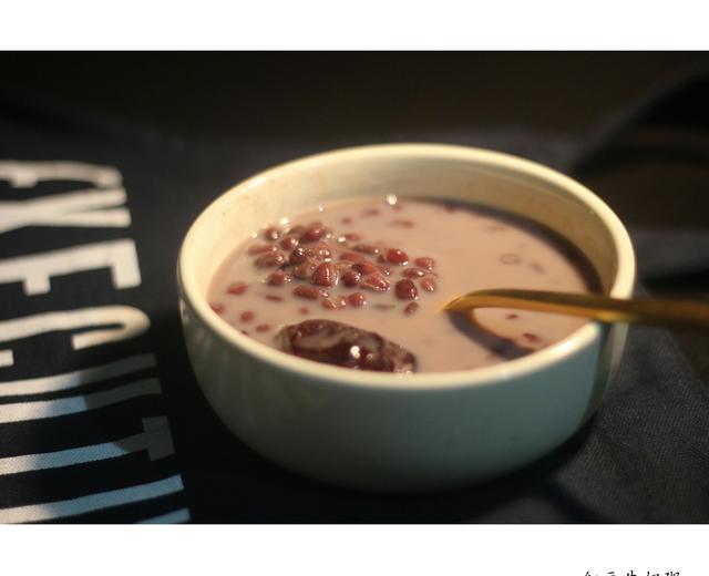 红枣红豆薏仁牛奶粥的做法