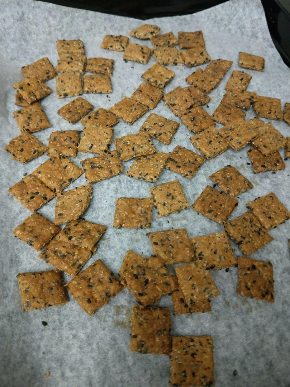 全麦苏打饼干(芝麻咸味饼干，无糖少油，简单健康，健身好搭档)