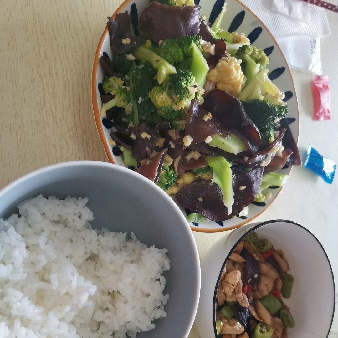 健康低卡家常菜 - 西兰花虾仁木耳炒蛋