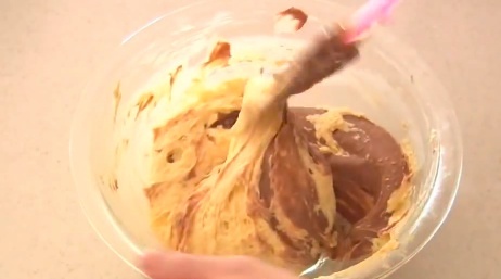 Nutella漩涡奶油奶酪磅蛋糕的做法 步骤13
