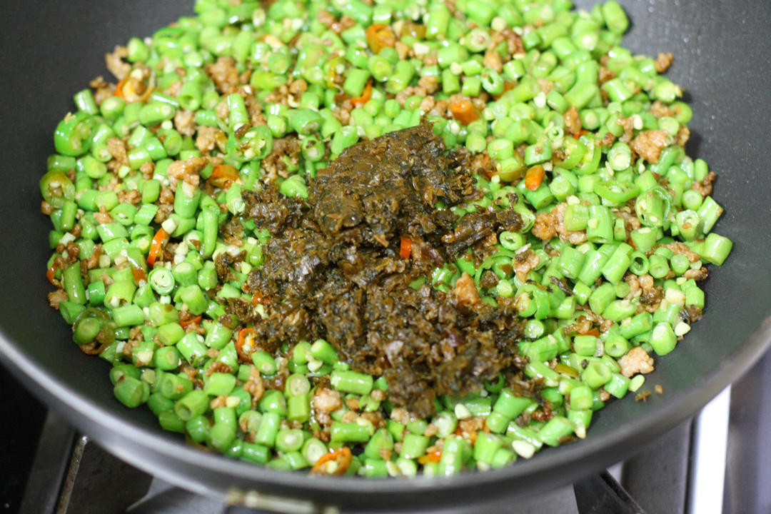辣炒肉末芽菜豆角的做法 步骤11