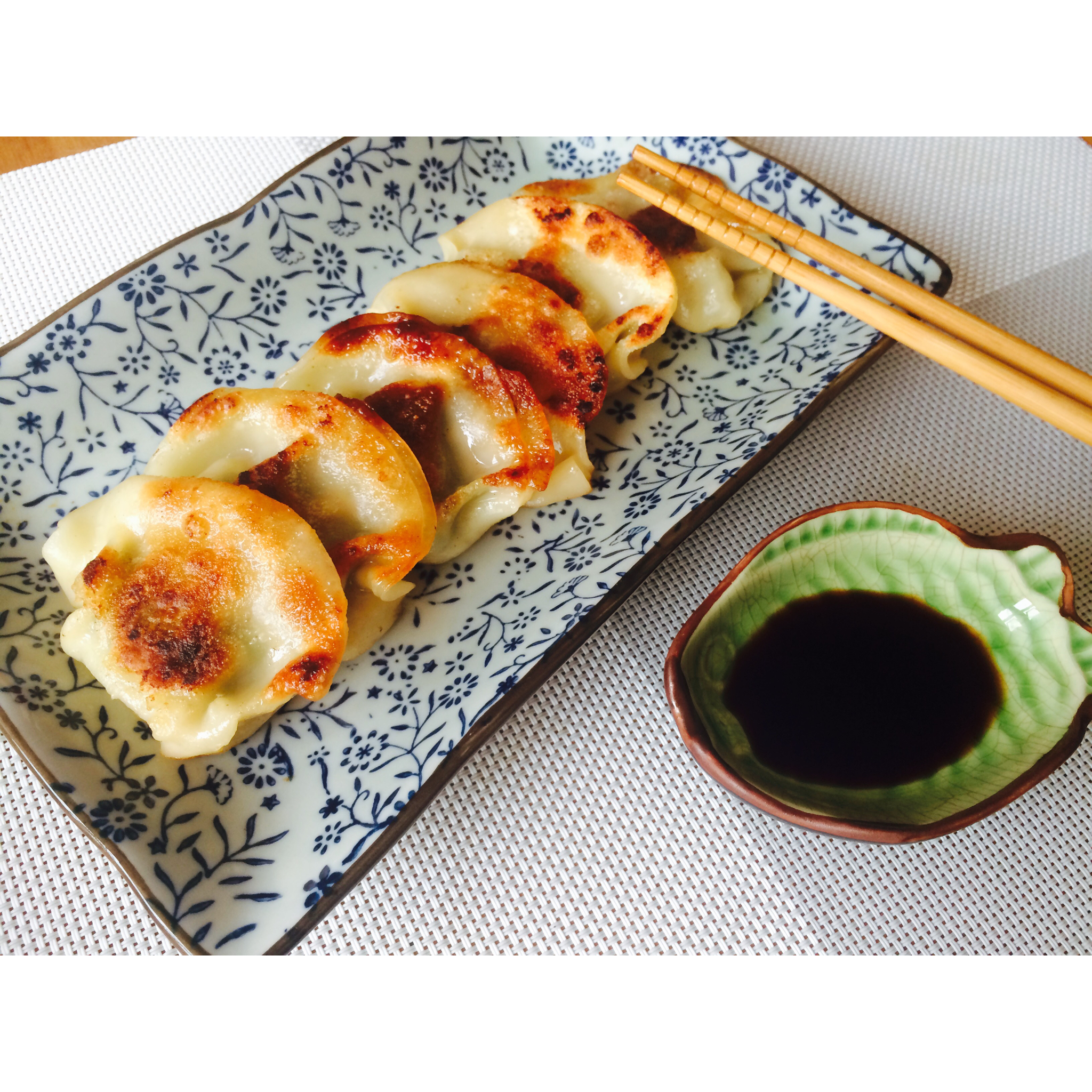 速冻水饺吃腻了吗~变锅贴吧(๑´ڡ`๑)