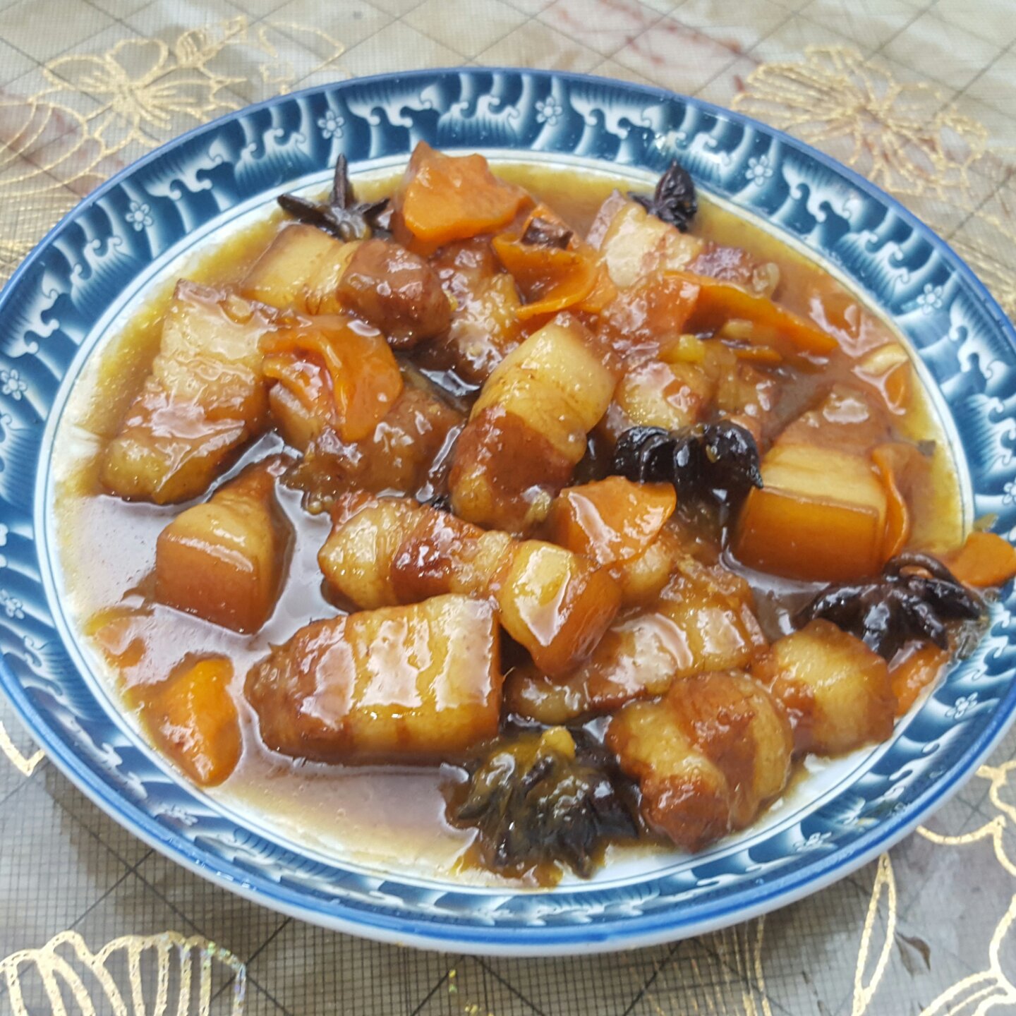 吃着碗里望着锅里的红烧肉