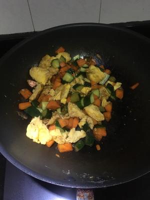 黄瓜🥒胡萝卜🥕丁炒蛋的做法 步骤4