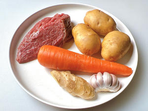 胡萝卜土豆牛肉丁的做法 步骤2
