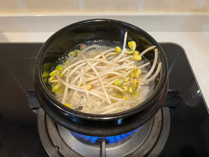 【百合花开】吃一锅都不会胖——韩式豆芽汤的做法 步骤3