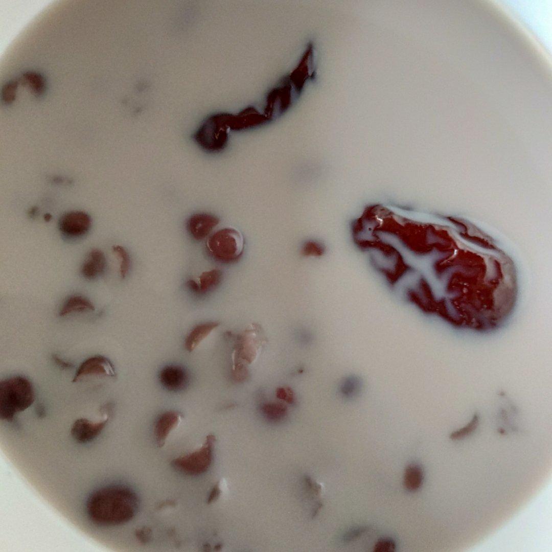 红枣红豆薏仁牛奶粥