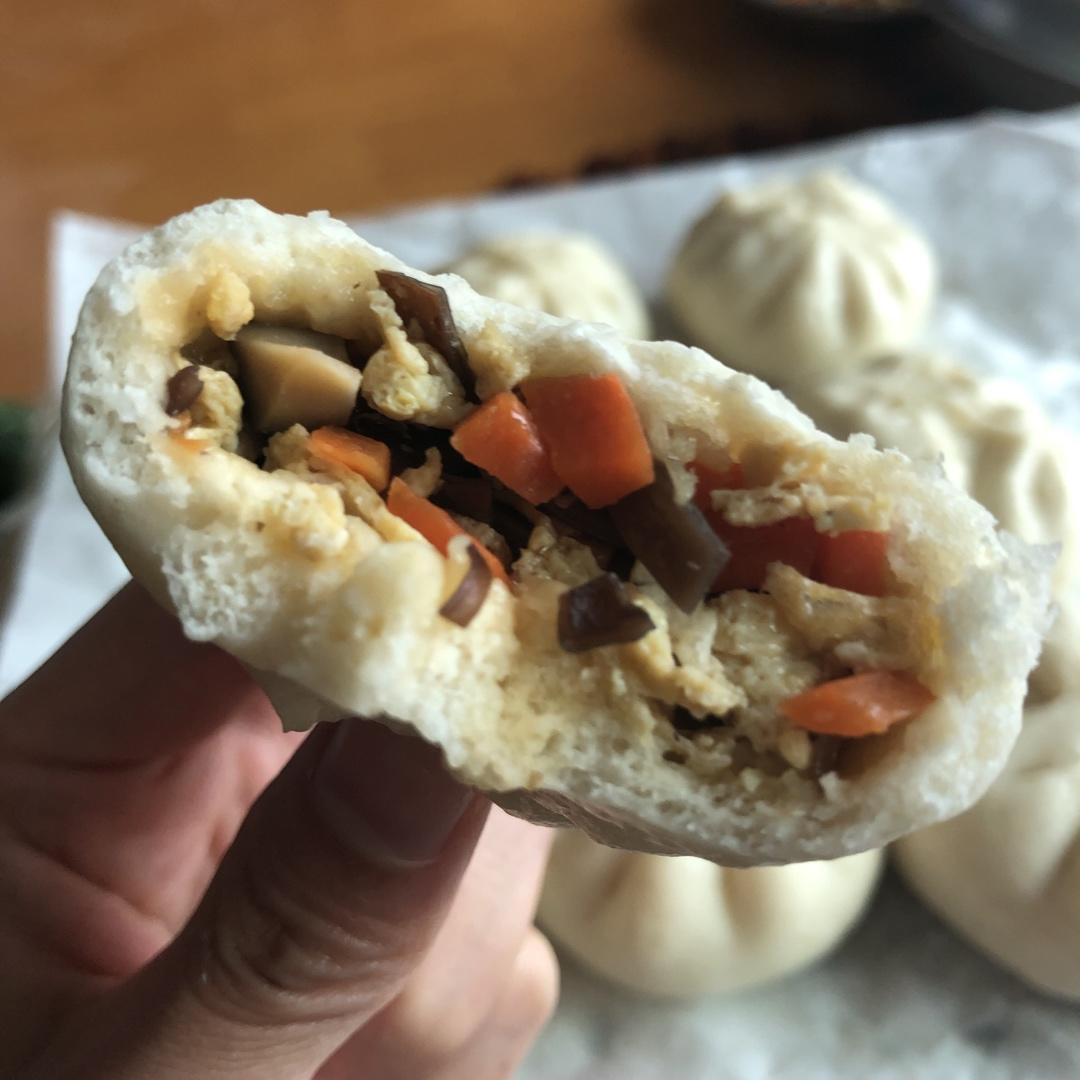 松软的素馅包子
