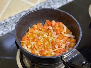剩米饭的华丽变身-西红柿腊肠焗饭的做法 步骤5