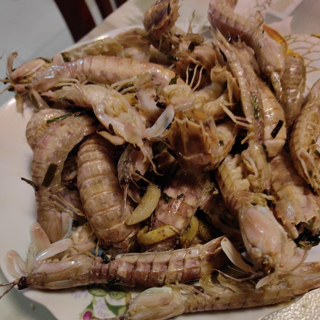 无油炸版的椒盐皮皮虾和巧拨虾壳的方法