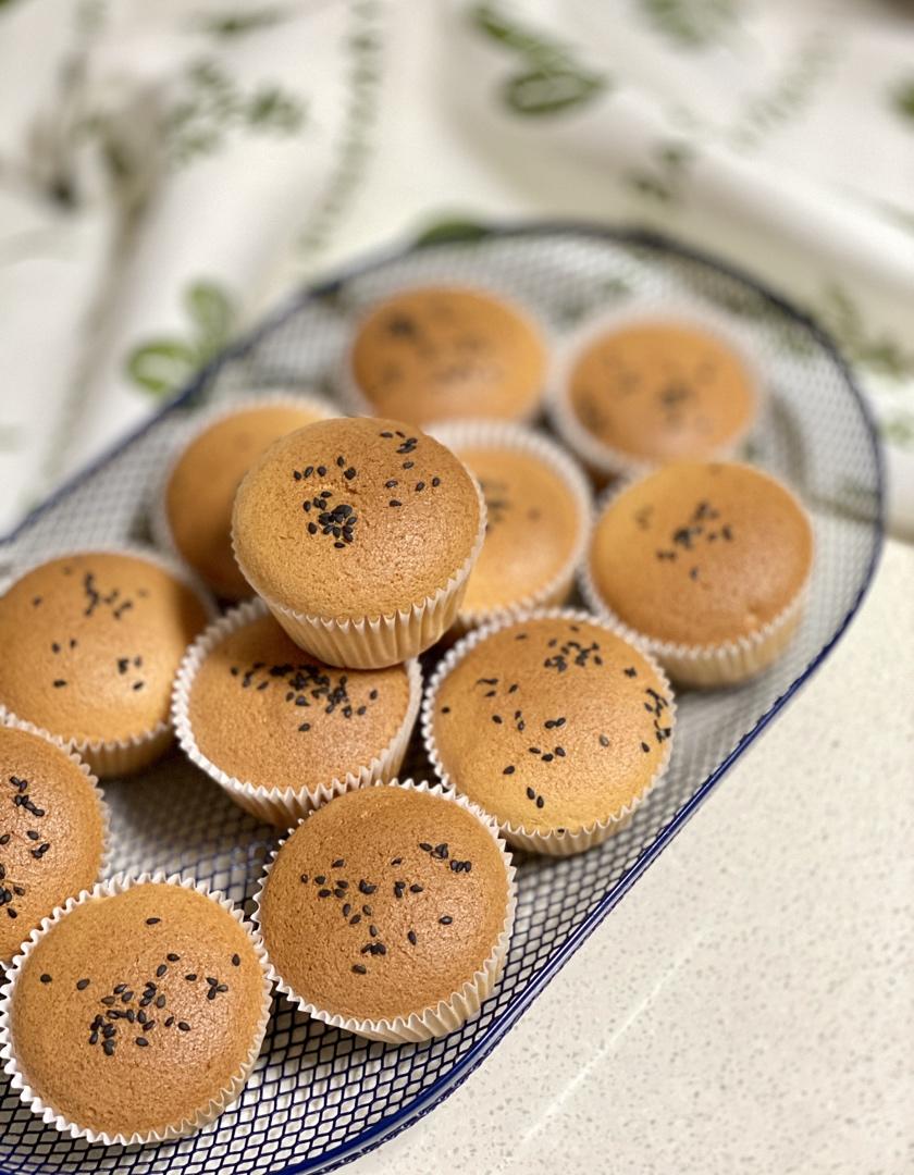 不皱不裂圆润饱满原味戚风纸杯蛋糕