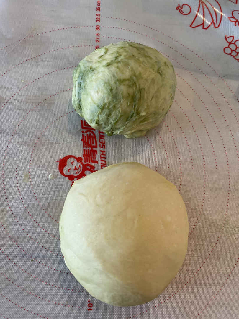 双色抹茶旋风卷面包