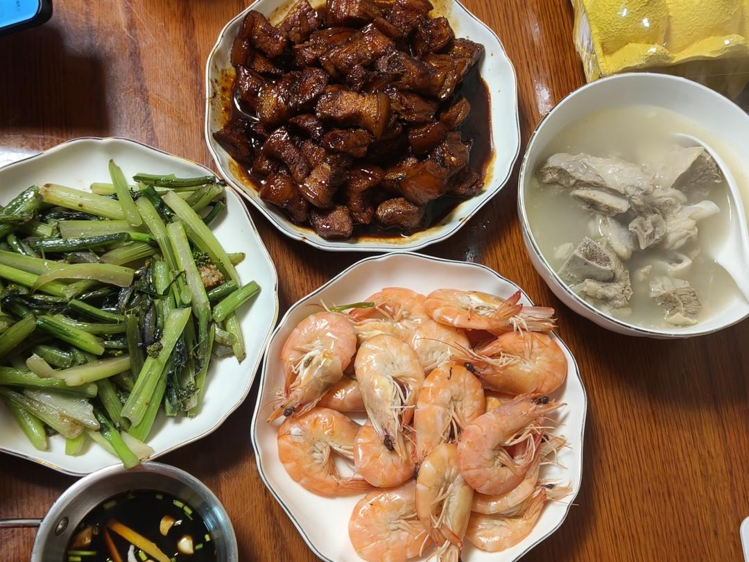 两个人一起炫饭啦！