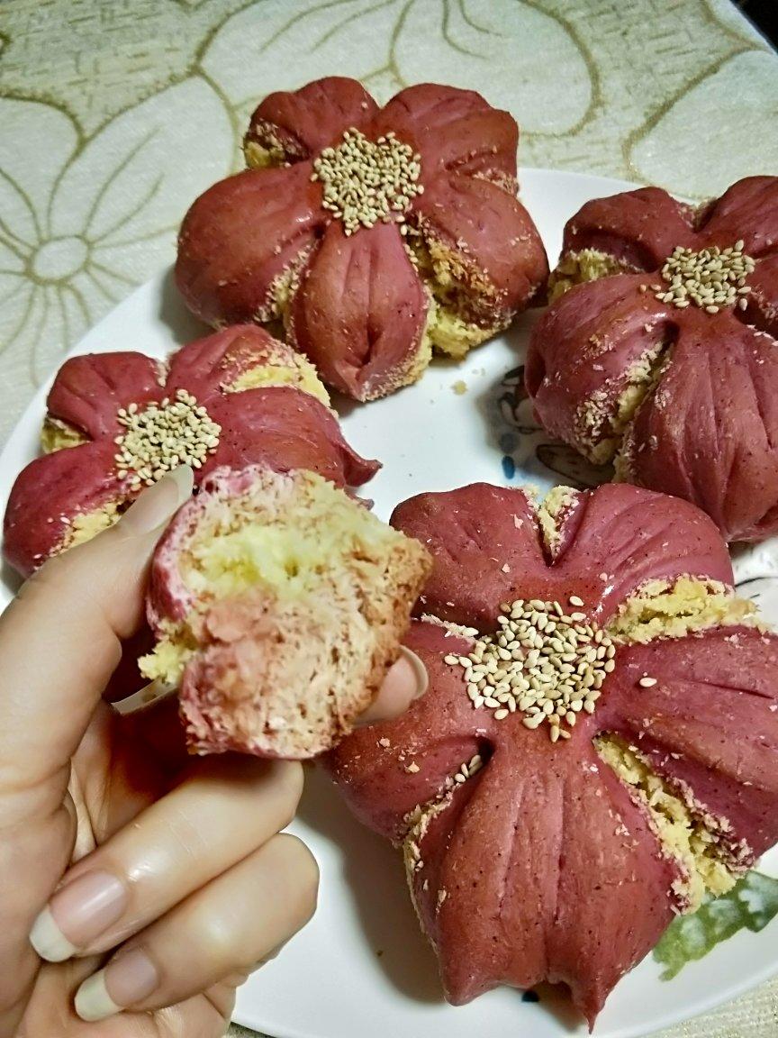 一款颜值超高的面包～火龙果椰蓉樱花面包