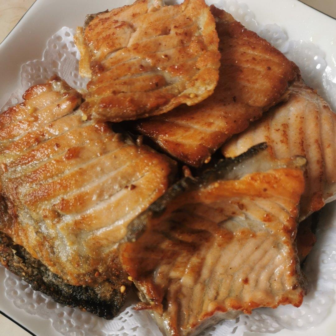 【香煎三文鱼皮 -- 味蕾的盛宴】