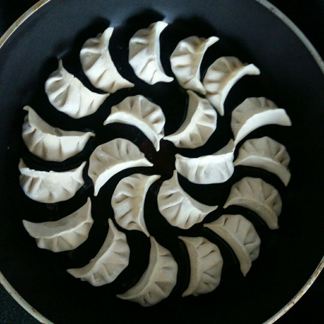 韭菜猪肉饺子(最简单最好吃又最多汁的饺子)