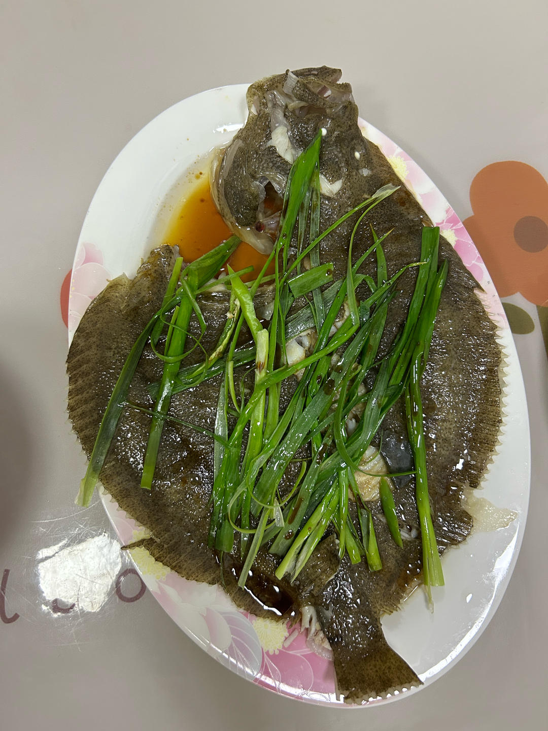 清蒸多宝鱼，很多人在先浇油还是先倒蒸鱼豉油这一步就做错啦