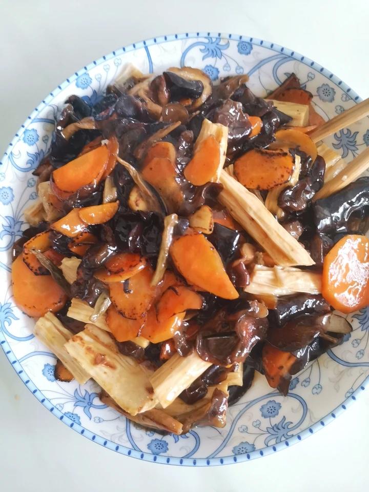简单又好吃，米饭杀手！香菇胡萝卜炒腐竹