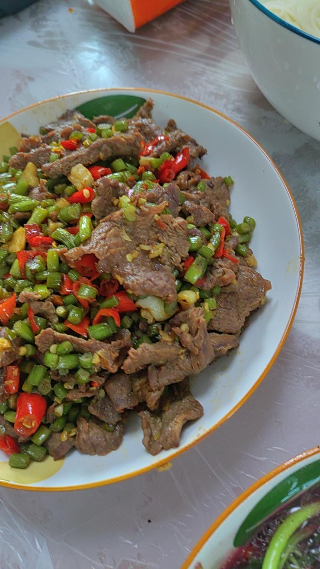 孜然蒜苔炒牛肉