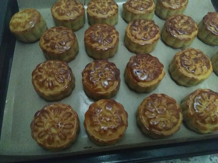 广式月饼－－蛋黄豆沙月饼