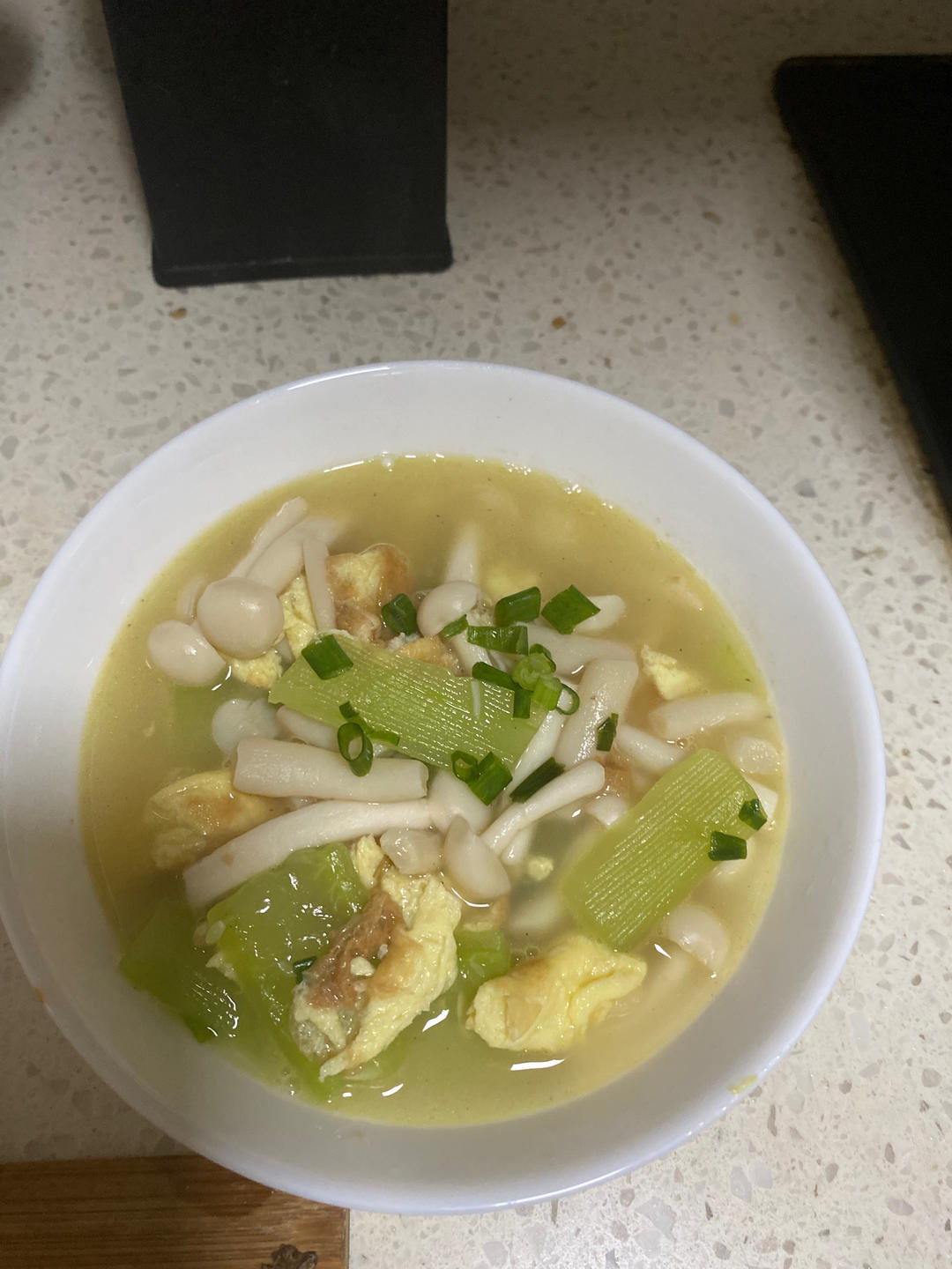 5分钟就能做好的巨鲜美的菌菇黄瓜汤