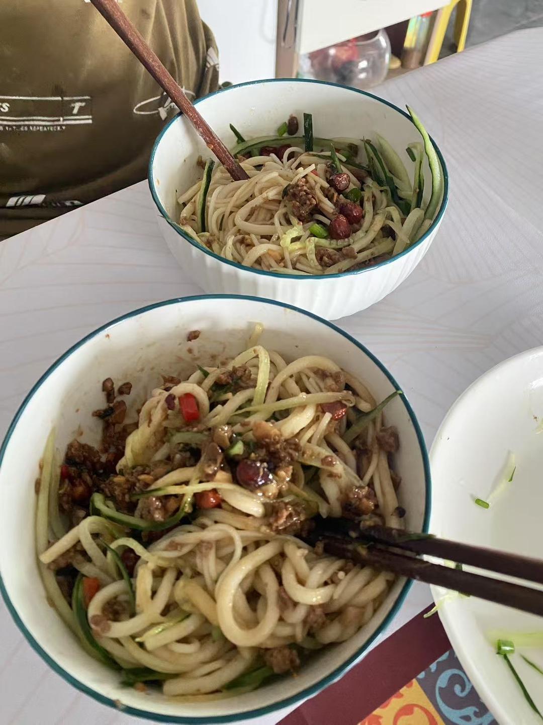 真想让你们尝尝这碗肉酱拌面🍜太香太香了
