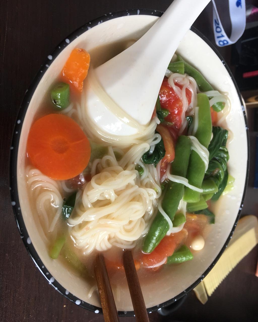 白色枫铃做的鸡蛋汤面条