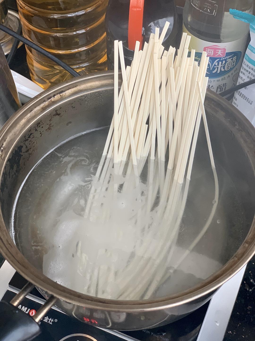 早餐之香煎鲳鱼🐟+小葱拌面🍜+清炒茼蒿菜🥬+橙子🍊蓝莓的做法 步骤3