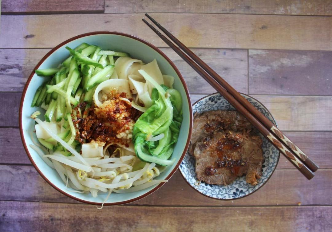 小蘑菇李怼怼做的大碗宽面油泼扯面
