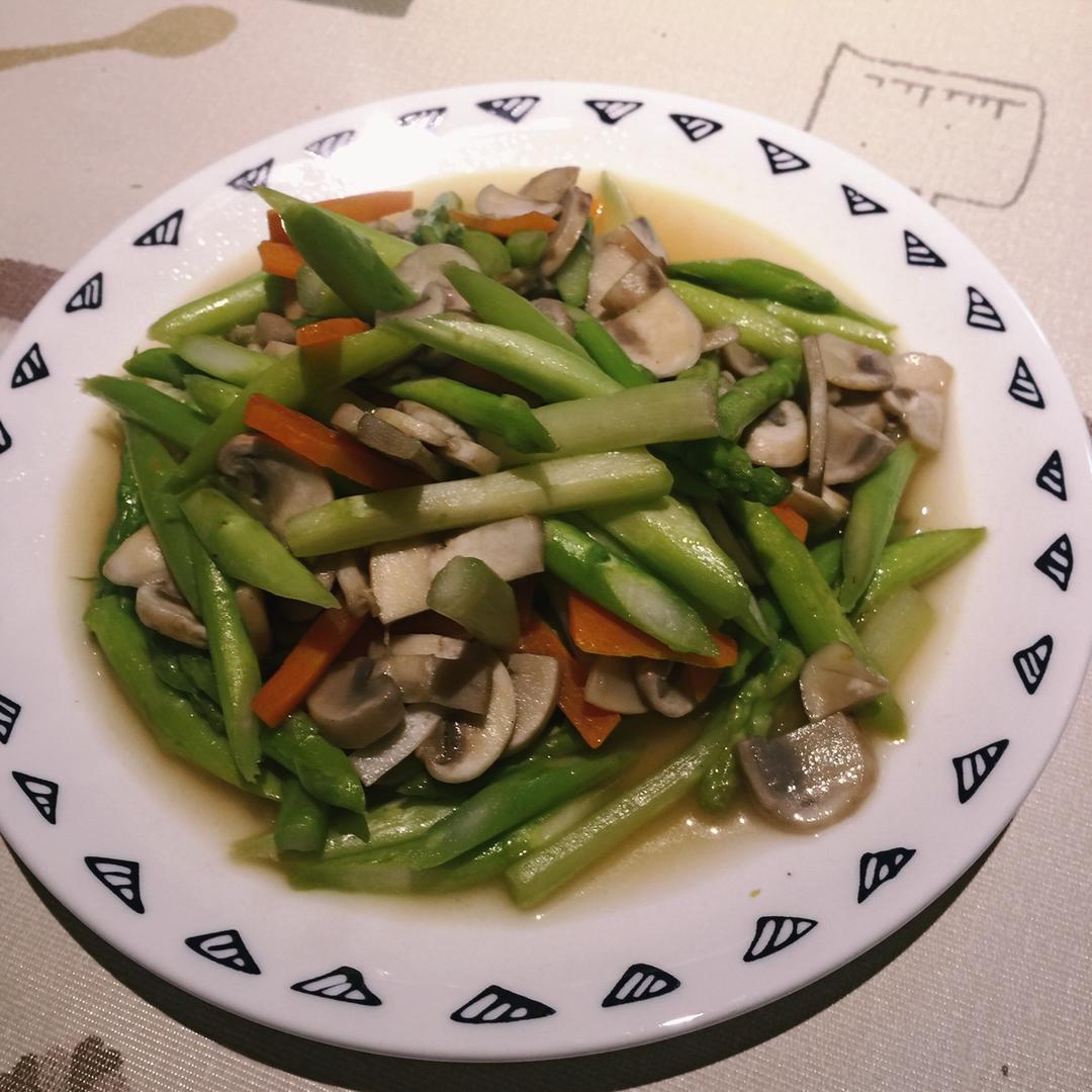 芦笋炒蘑菇