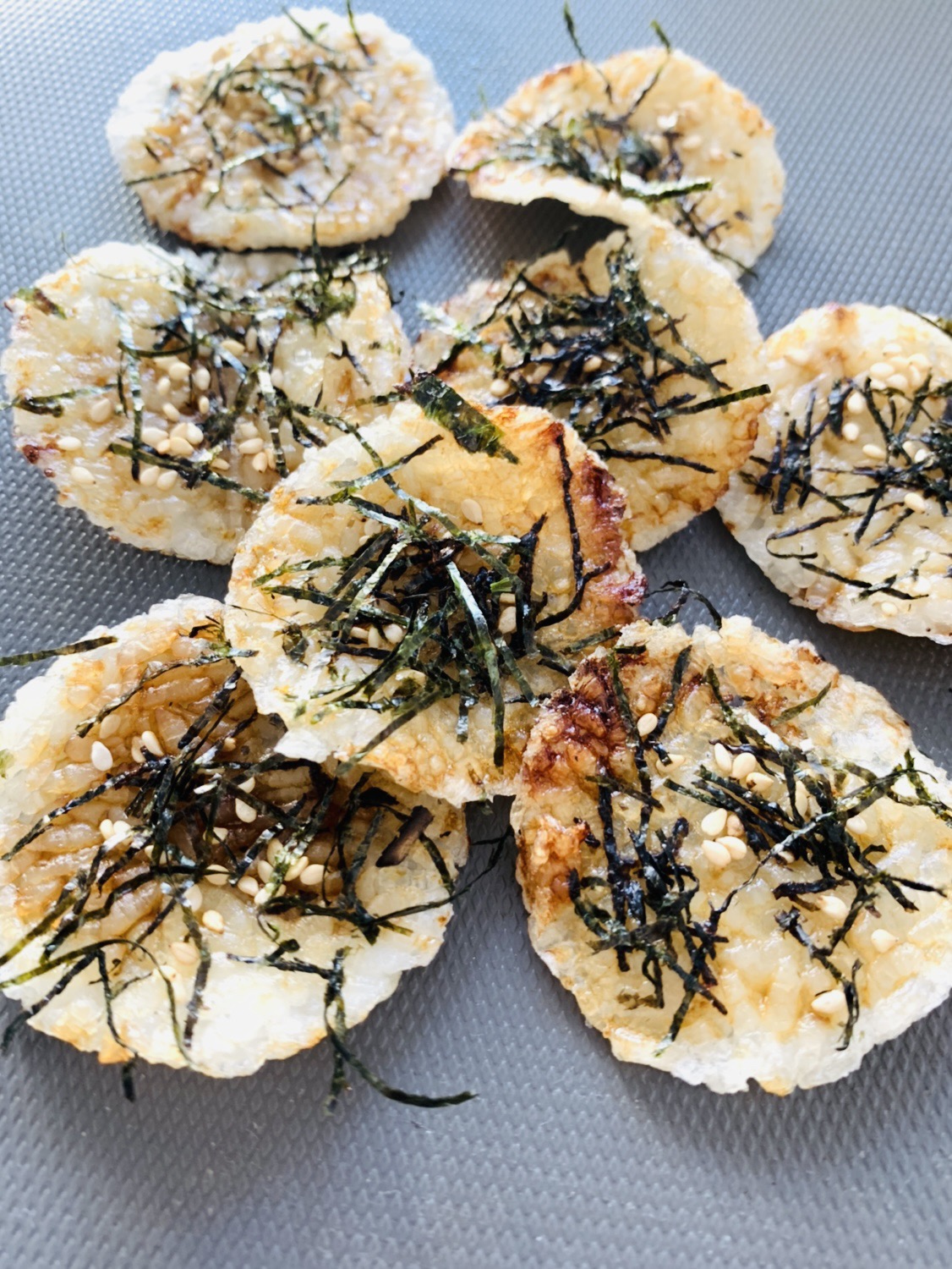 消耗剩米饭的快手小零食～酱油海苔米饼的做法