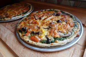spinich pesto veggie pizza 菠菜香蒜酱蔬菜披萨的做法 步骤10