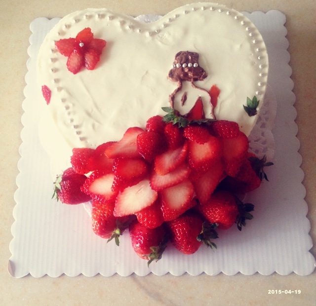 草莓酸奶慕斯蛋糕(人物8寸)