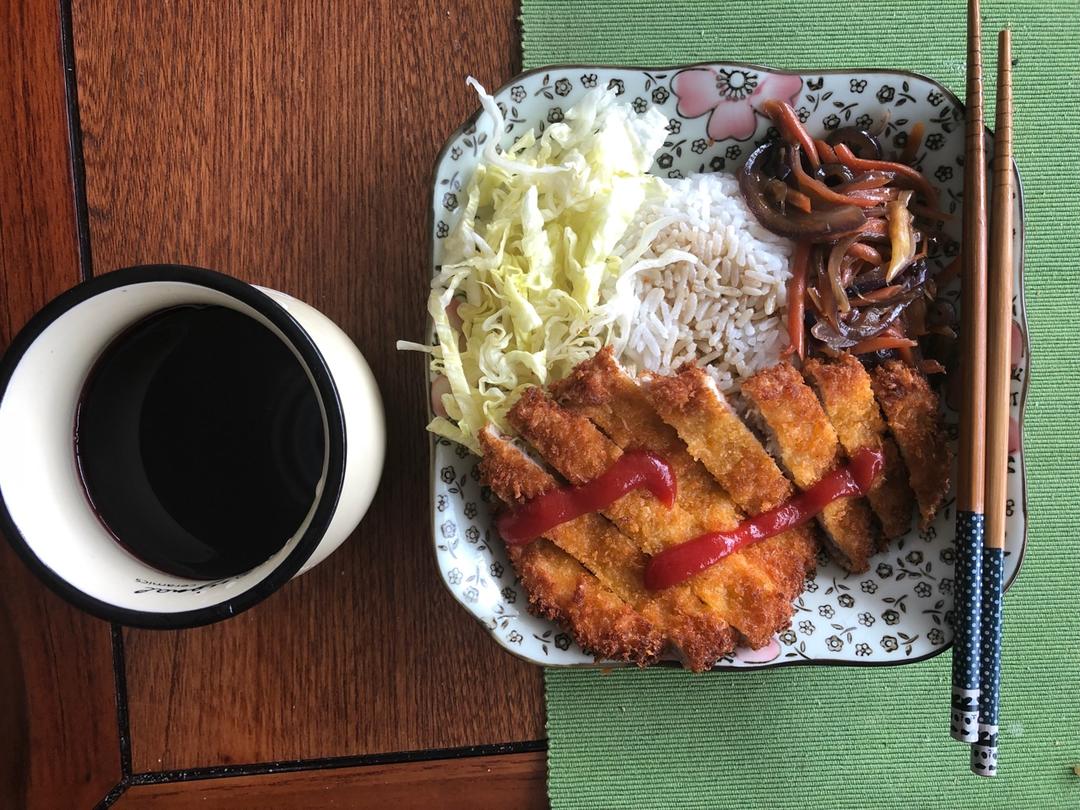 日式猪排饭配味噌汤