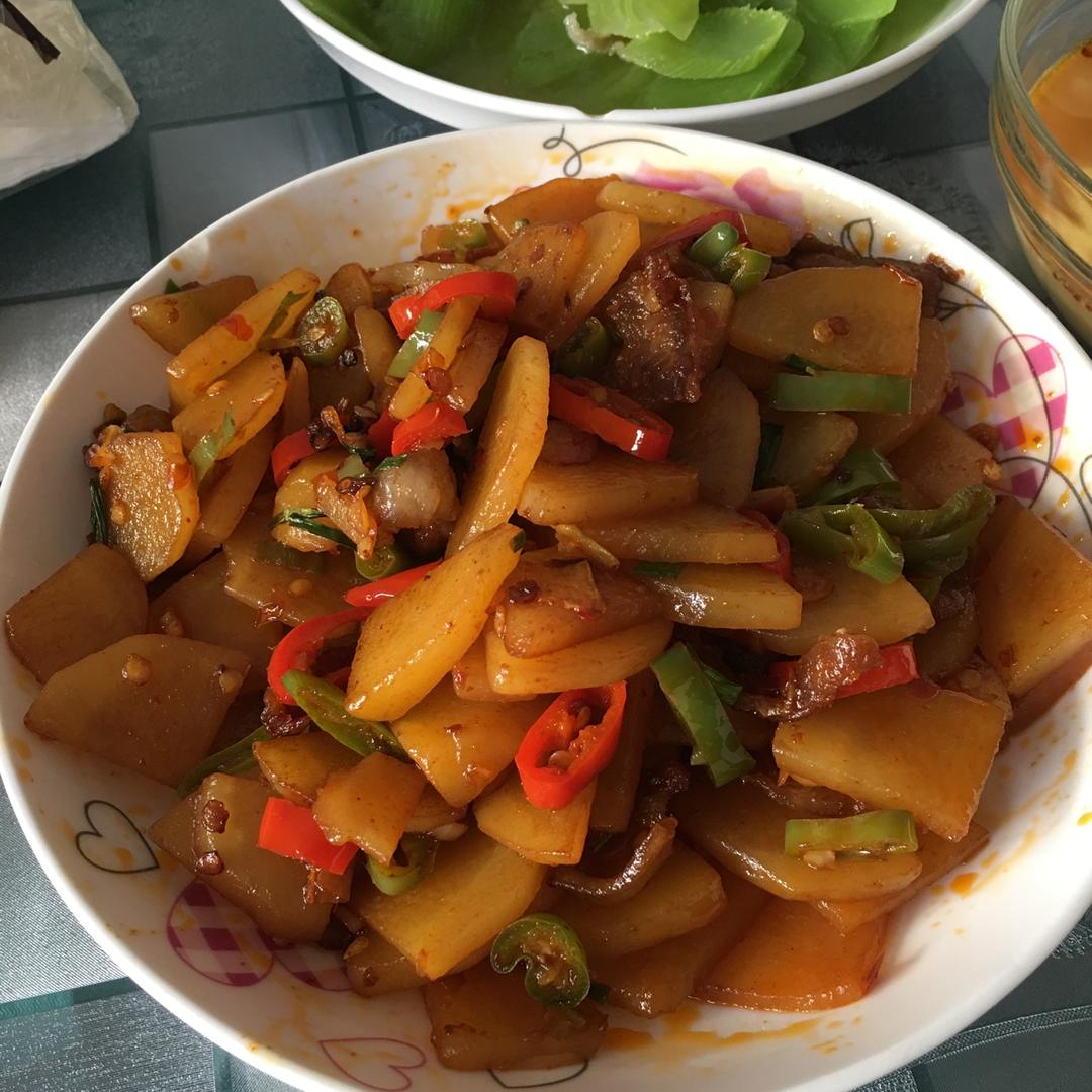 五花肉干煸土豆片