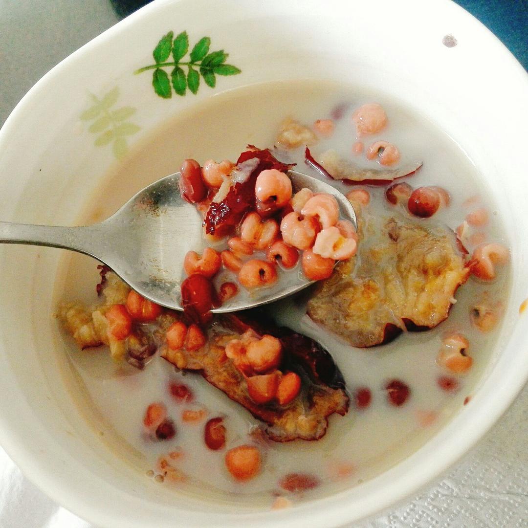 红枣红豆薏仁牛奶粥
